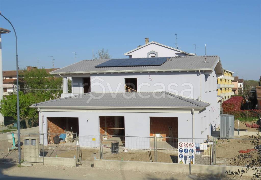 casa indipendente in vendita a Rottofreno