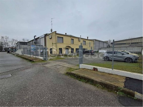 locale commerciale in vendita a Rottofreno