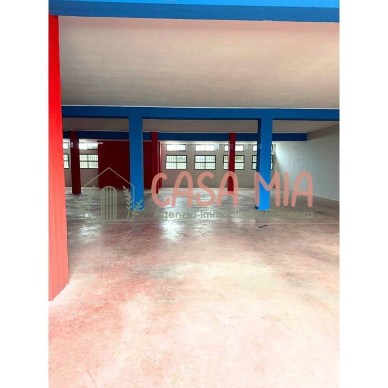 locale commerciale in vendita a Rottofreno
