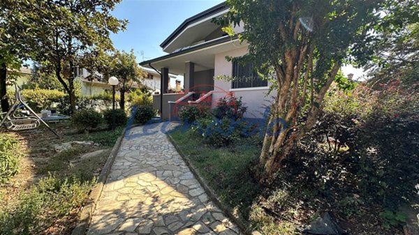 casa indipendente in vendita a Rottofreno