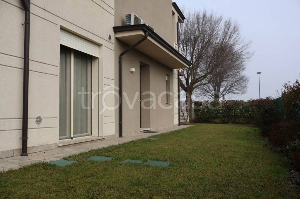 casa indipendente in vendita a Rottofreno