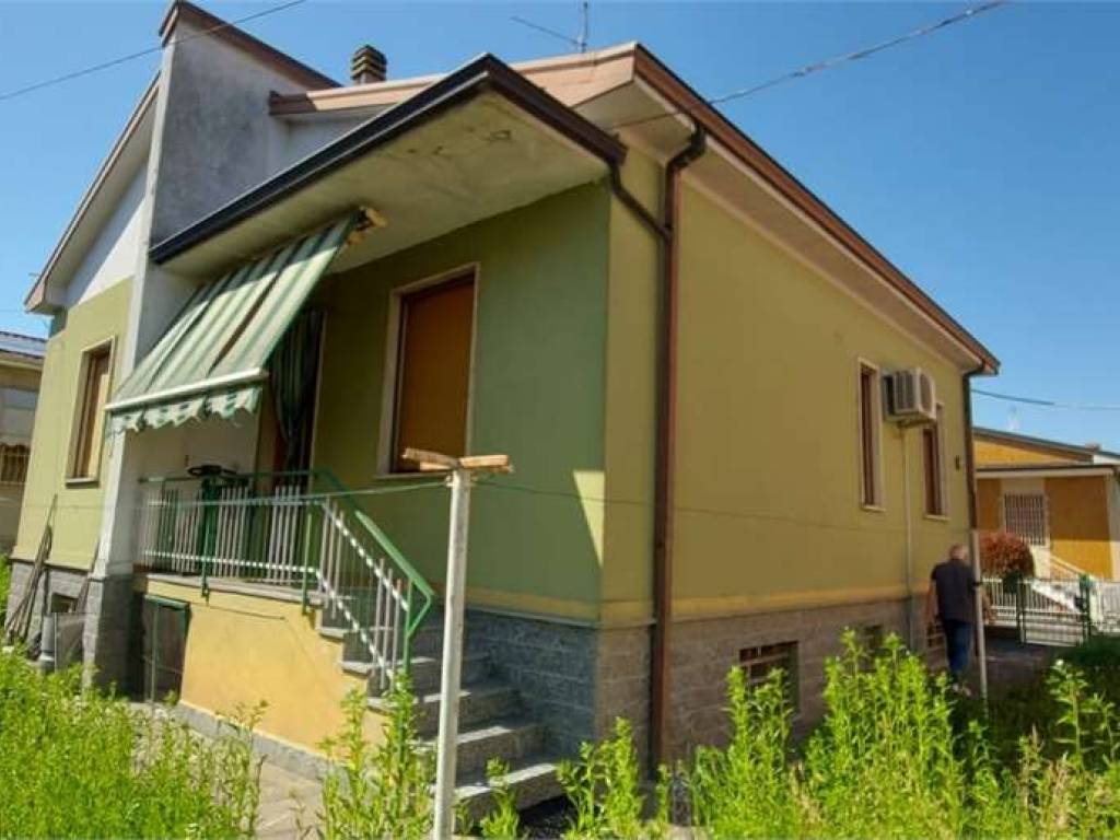 casa indipendente in vendita a Rottofreno