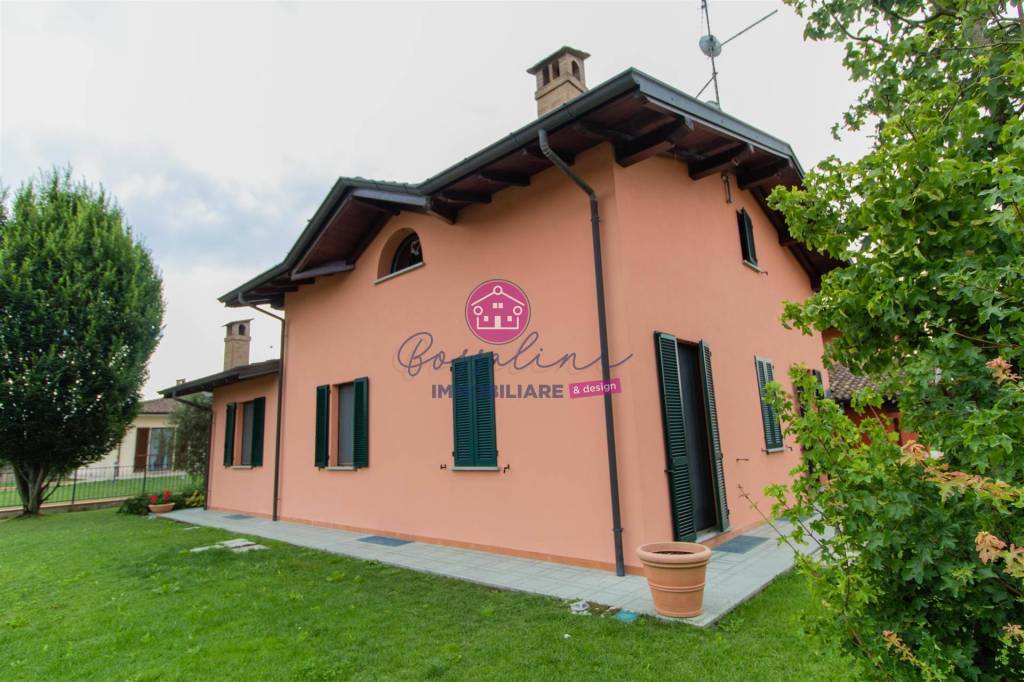 casa indipendente in vendita a Rottofreno