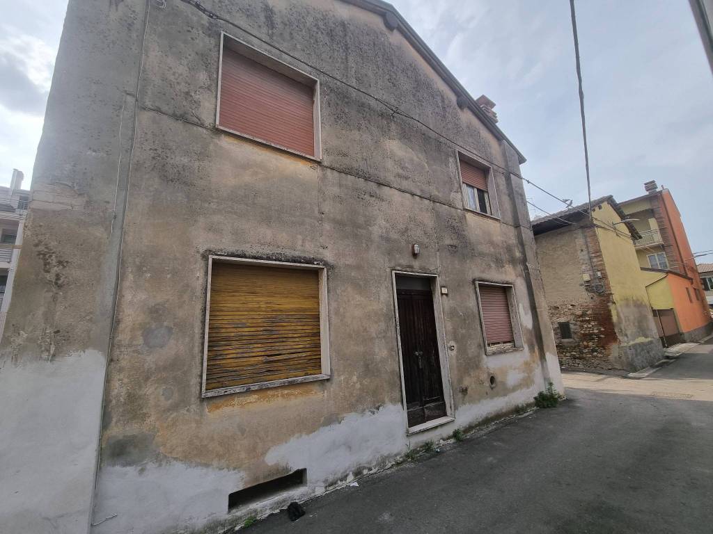 casa indipendente in vendita a Rottofreno