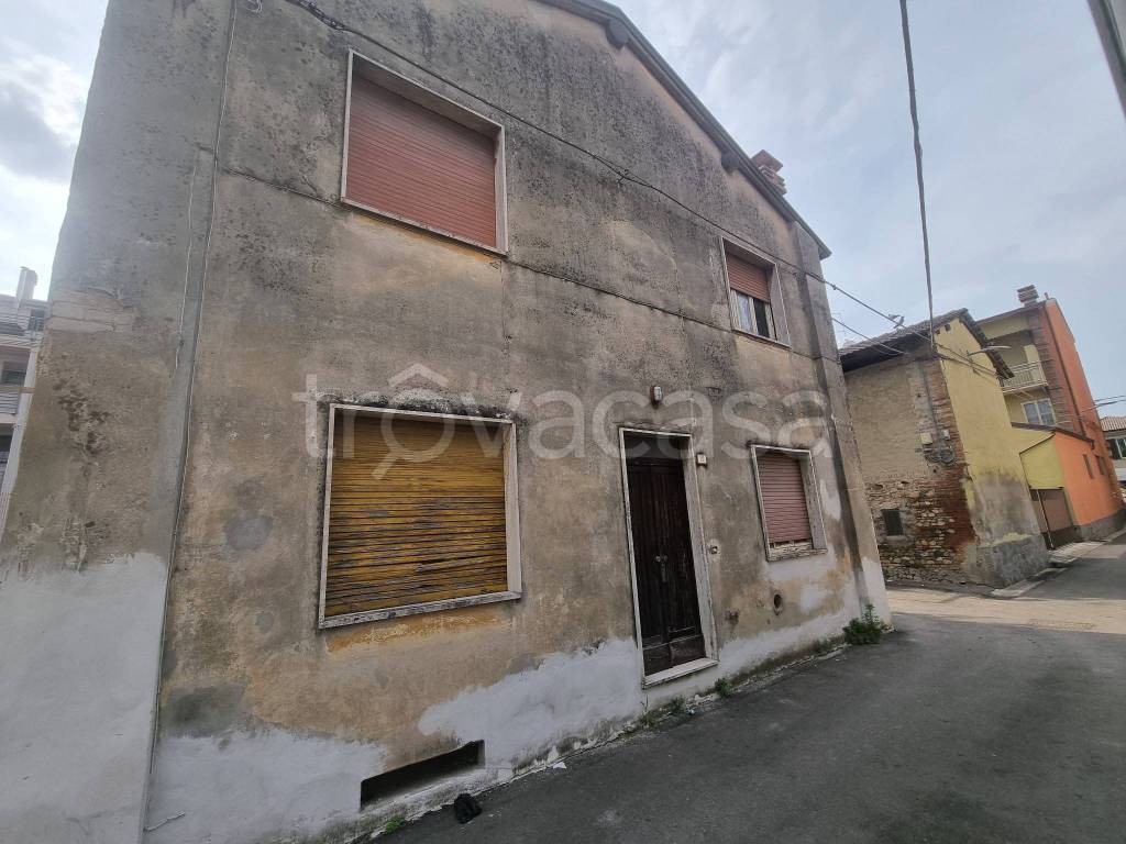 casa indipendente in vendita a Rottofreno