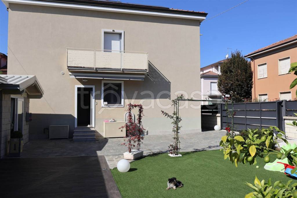 casa indipendente in vendita a Rottofreno