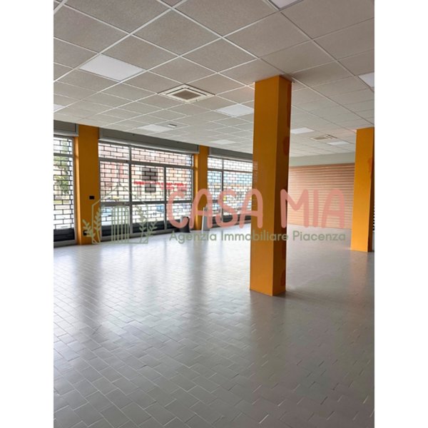 locale commerciale in vendita a Rottofreno