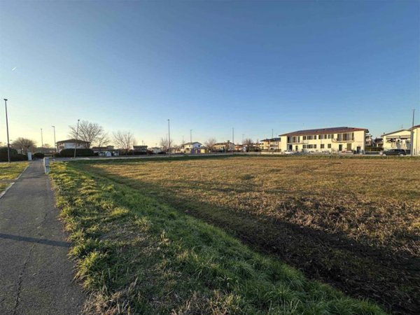 terreno edificabile in vendita a Rottofreno