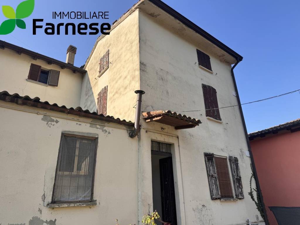 casa indipendente in vendita a San Giorgio Piacentino in zona Viustino