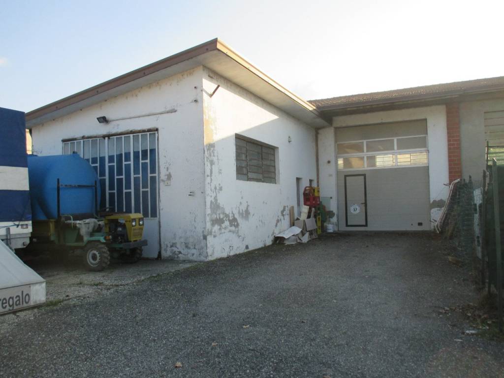 locale commerciale in vendita a Travo