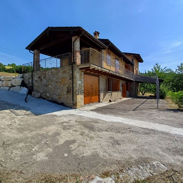 casa indipendente in vendita a Travo in zona Bobbiano