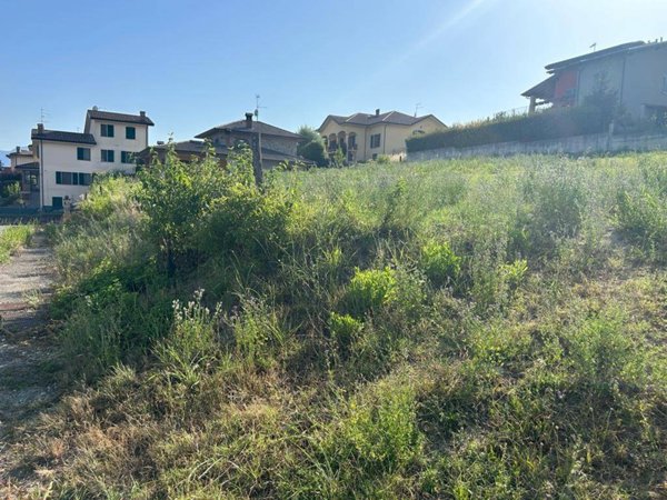 terreno edificabile in vendita a Travo