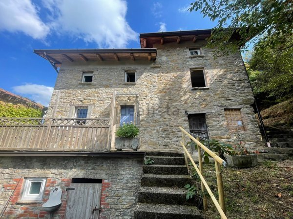 casa indipendente in vendita a Travo