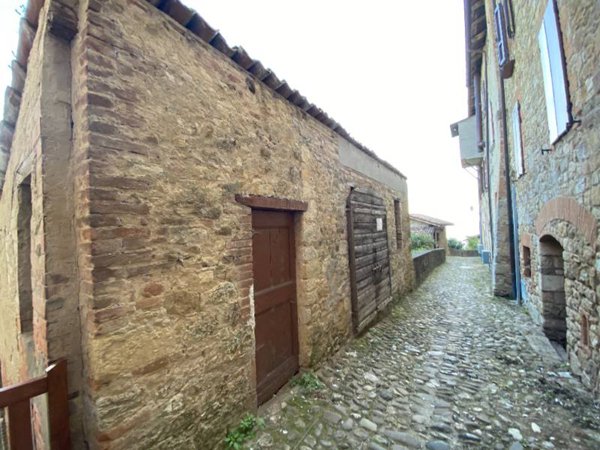 casa indipendente in vendita a Vernasca in zona Vigoleno