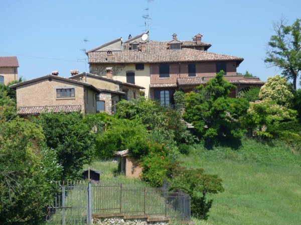casa indipendente in vendita a Vernasca in zona Vigoleno