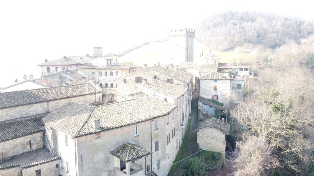 casa indipendente in vendita a Vernasca in zona Vigoleno