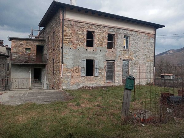 casa indipendente in vendita a Vernasca in zona Castelletto