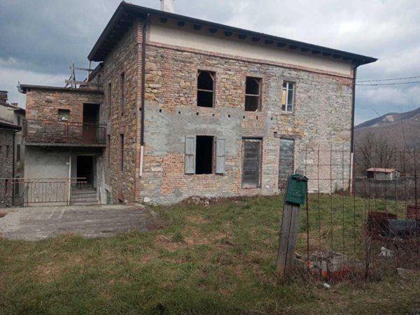 casa indipendente in vendita a Vernasca in zona Castelletto