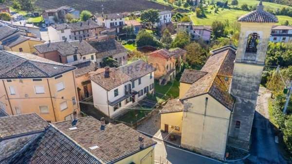 casa indipendente in vendita a Vernasca