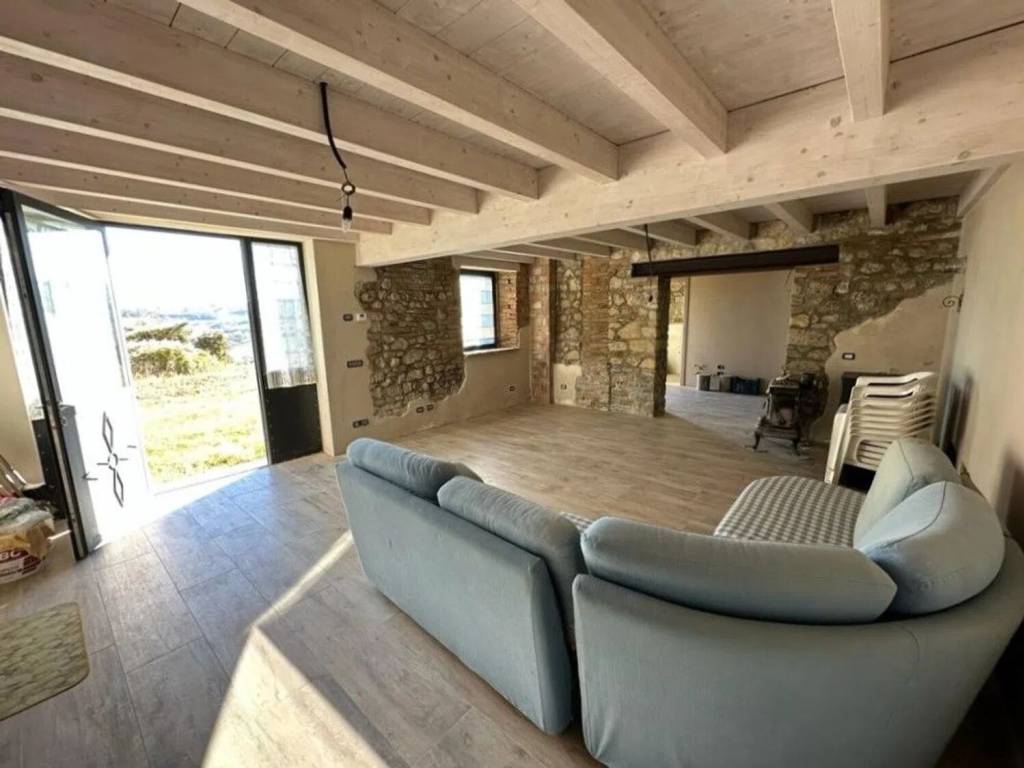 casa indipendente in vendita a Vernasca in zona Vigoleno
