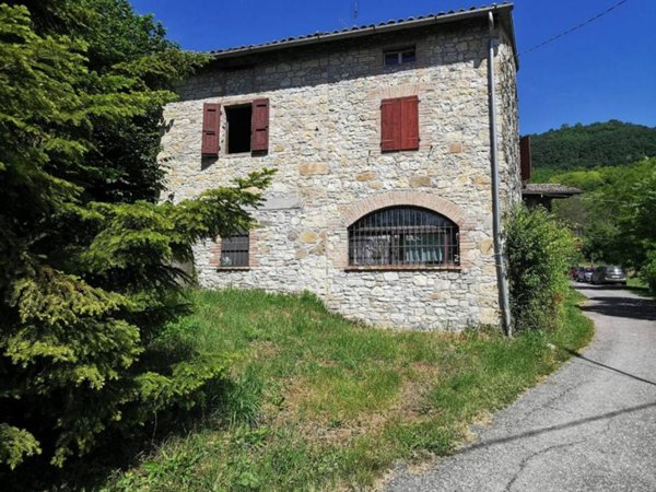 casa indipendente in vendita a Vernasca in zona Vigoleno