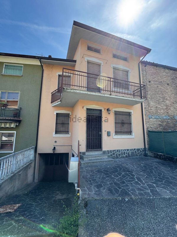 casa indipendente in vendita a Vernasca