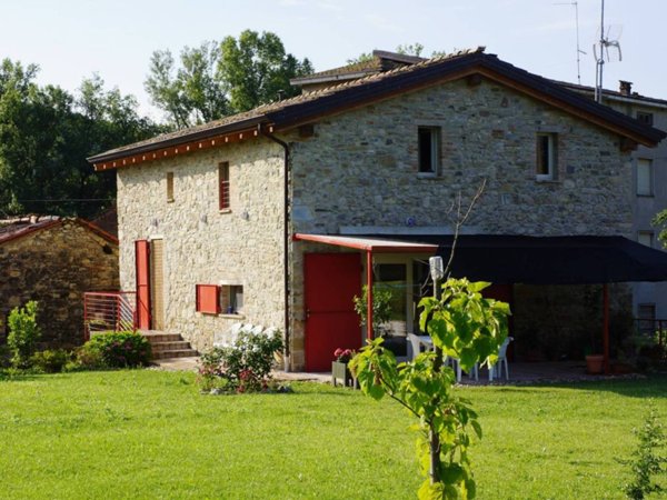 casa indipendente in vendita a Vernasca in zona Vigoleno