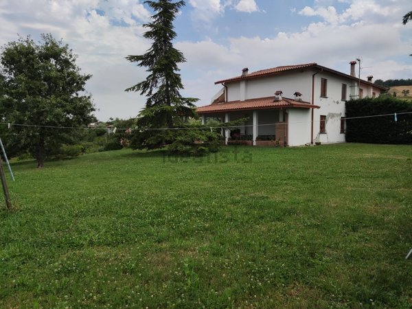 casa indipendente in vendita a Vernasca in zona Vigoleno