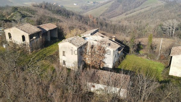 casale in vendita a Vernasca in zona Vigoleno