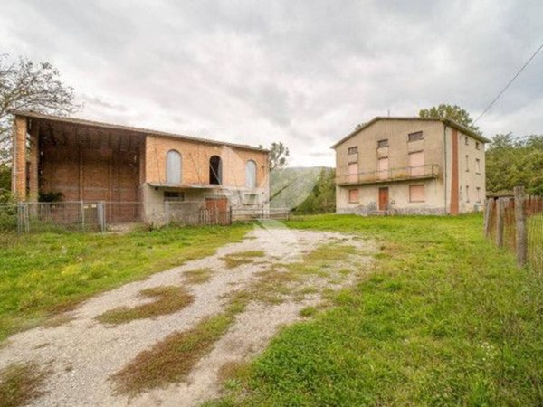 casa indipendente in vendita a Vernasca in zona Vigoleno