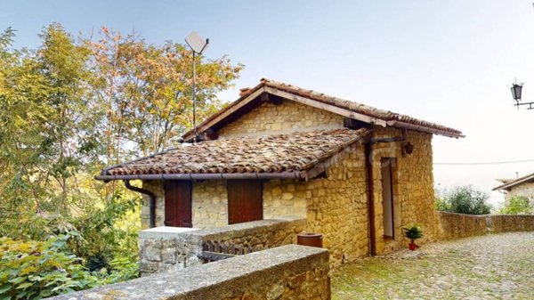 casa indipendente in vendita a Vernasca in zona Vigoleno
