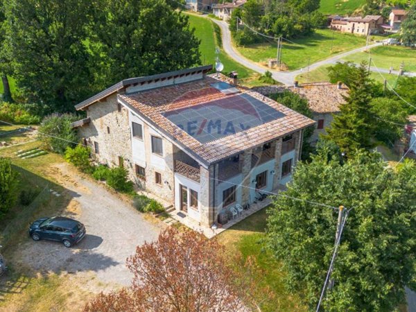 casa indipendente in vendita a Vernasca in zona Vigoleno