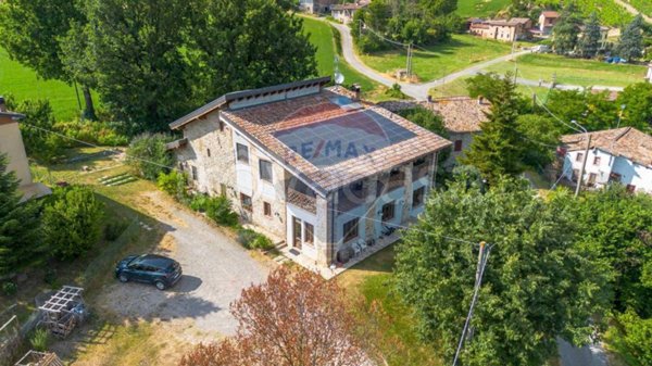casa indipendente in vendita a Vernasca in zona Vigoleno