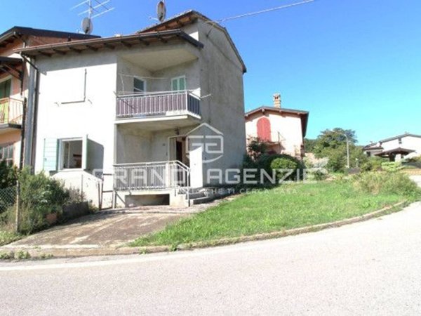 casa indipendente in vendita a Vernasca