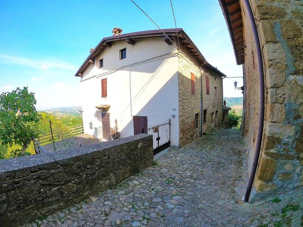 casa indipendente in vendita a Vernasca in zona Vigoleno