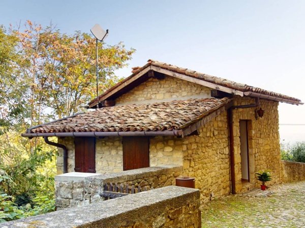 casa indipendente in vendita a Vernasca in zona Vigoleno