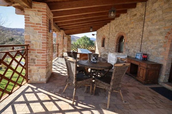 casa indipendente in vendita a Vernasca in zona Vigoleno