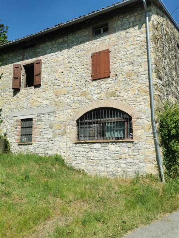 appartamento in vendita a Vernasca in zona Vigoleno