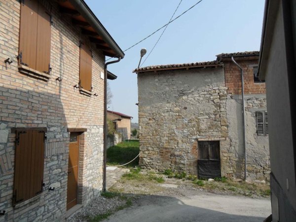 casa indipendente in vendita a Vernasca in zona Trinità