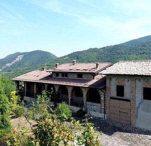 casa indipendente in vendita a Vernasca