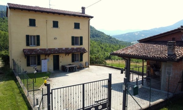 casa indipendente in vendita a Vernasca in zona Castelletto