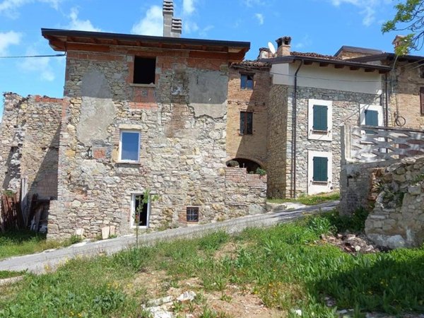 casa indipendente in vendita a Vernasca