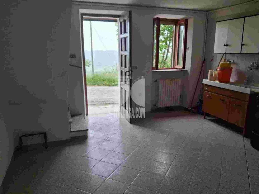 casa indipendente in vendita a Vernasca in zona Vigoleno