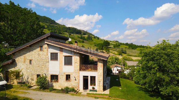 casa indipendente in vendita a Vernasca in zona Vigoleno