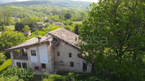 casa indipendente in vendita a Vernasca in zona Vigoleno