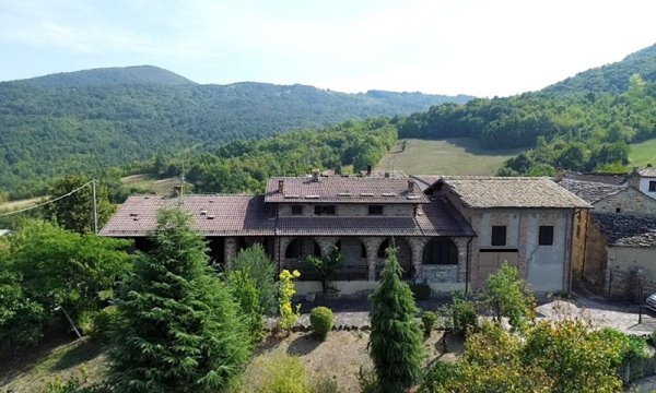 casa indipendente in vendita a Vernasca in zona Castelletto