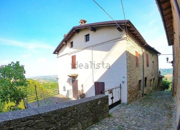 casale in vendita a Vernasca in zona Vigoleno