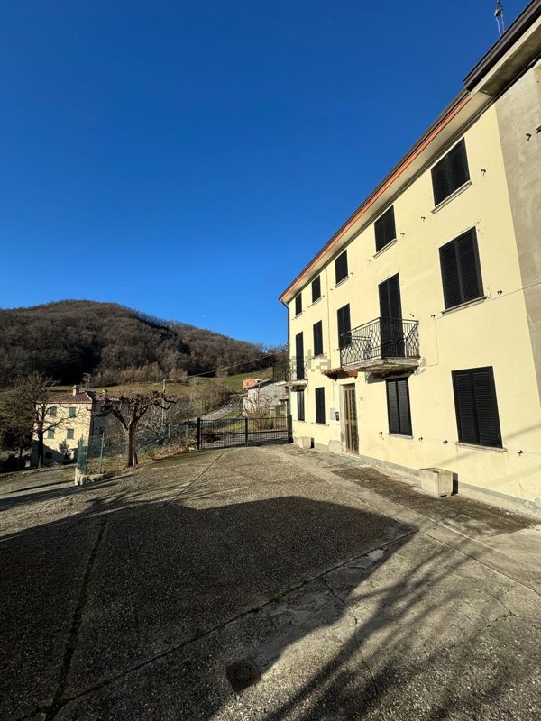 casa semindipendente in vendita a Vernasca