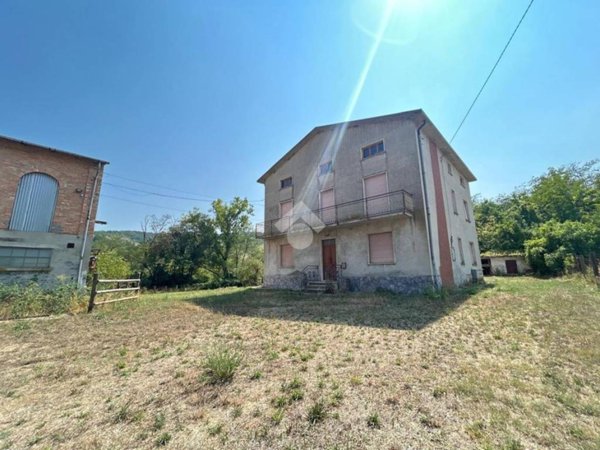 casa indipendente in vendita a Vernasca in zona Vigoleno