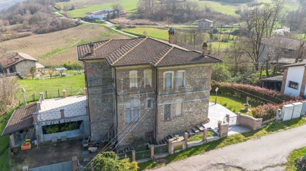 casa indipendente in vendita a Vernasca in zona Trinità